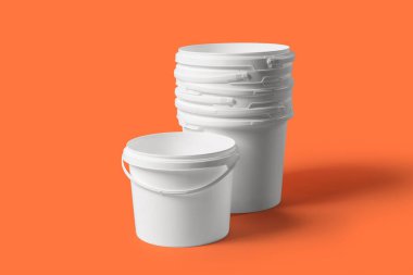Turuncu arka planda beyaz plastik boya kovaları