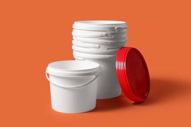 Turuncu arkaplanda plastik boya kovaları aç