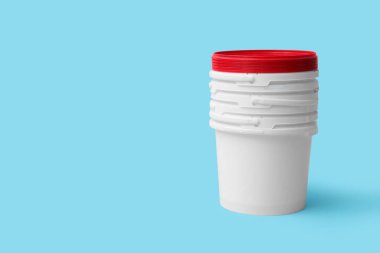 Mavi arka planda plastik boya kovaları