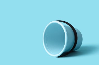 Renkli arkaplanda mavi plastik kova