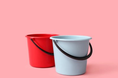 Pembe arka planda plastik kovalar