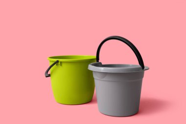 Pembe arka planda plastik kovalar