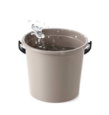 Gri plastik kova, su ve beyaz arka planda sıçrama.