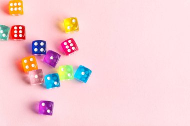 Pembe arkaplanda renkli oyun zarları