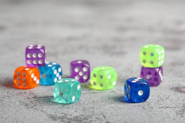 Gri arkaplanda renkli oyun zarları