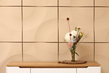 Kenzan, bej kiremit duvarın yanında klozette.