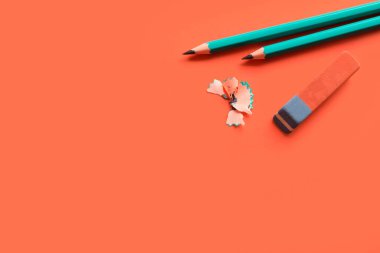 Turuncu arka planda kalemli silgi