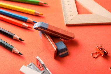 Turuncu arkaplanda kırtasiye malzemesi olan silgi