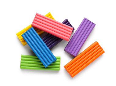 Beyaz arka plan üzerinde renkli hamuru