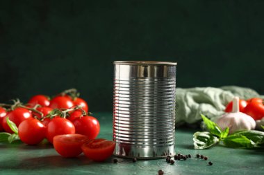 Biberli, sarımsaklı ve yeşil arka planda fesleğen yapraklı konserve domates ezmesi.