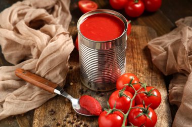 Biberli teneke domates ezmesi ve ahşap arka planda sebze, yakın plan.