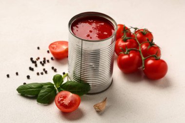 Beyaz arka planda sarımsaklı, biberli ve fesleğenli konserve domates ezmesi, yakın plan.