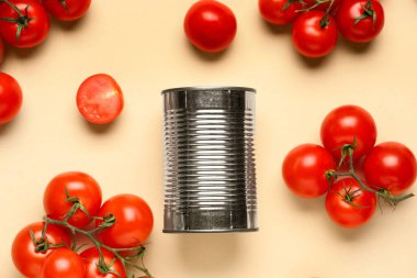 Bej arka planda teneke kutu domates ezmesi ve sebze.