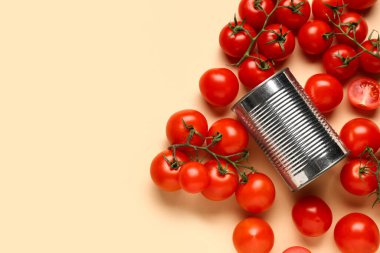 Bej arka planda teneke kutu domates ezmesi ve sebze.