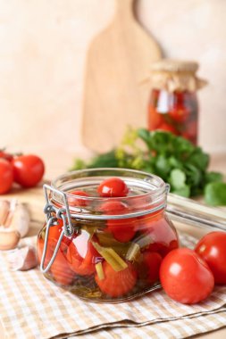 Bej arka planda lezzetli konserve domatesli kavanoz