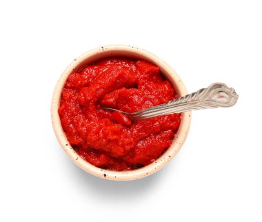 Beyaz arka planda bir kase lezzetli domates ezmesi.