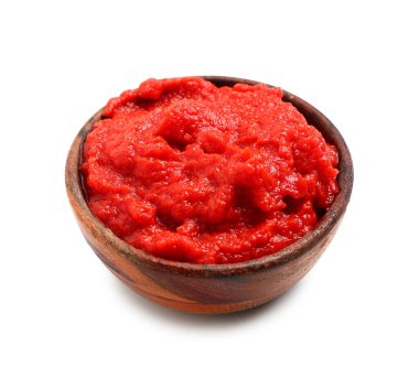 Beyaz arka planda ahşap kase lezzetli domates ezmesi.