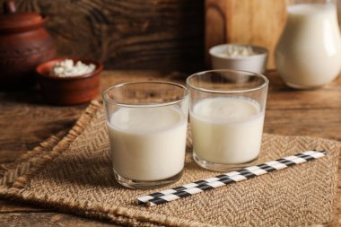 Ahşap arka planda taze kefir bardakları