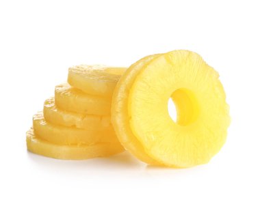 Konserve ananas yüzük beyaz arka plan üzerinde