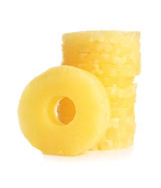 Beyaz arkaplanda konserve ananas halkaları yığını
