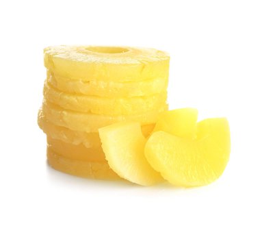 Konserve ananas yüzük beyaz arka plan üzerinde