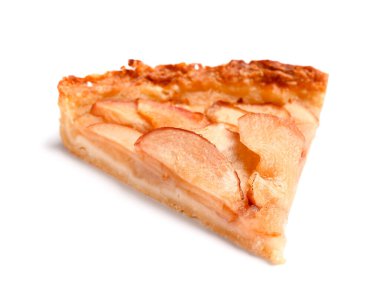 Beyaz arka planda bir parça elmalı turta.