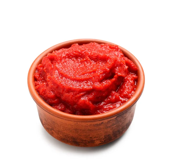 Beyaz arka planda bir kase lezzetli domates ezmesi.