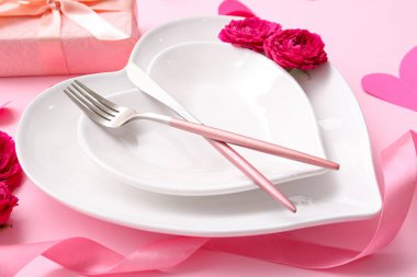 Sevgililer Günü için pembe arka planda gül çiçekleri ve kurdele, yakın plan.