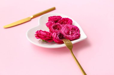 Sevgililer Günü için pembe arka planda güllerle güzel bir masa, yakın plan.