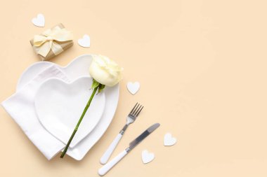 Sevgililer Günü için hediye paketi, gül çiçeği ve bej arkaplanda kağıt kalpler.