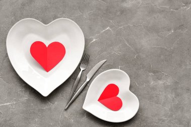 Gri grunge arka planda kağıt kalplerle Sevgililer Günü için masa ayarı