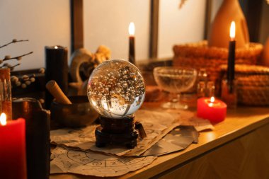 Kristal küre ve sihirli özellikler masada