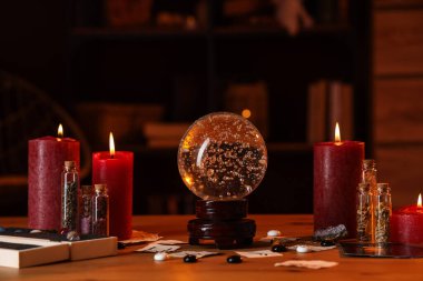 Kristal küre ve sihirli özellikler masada