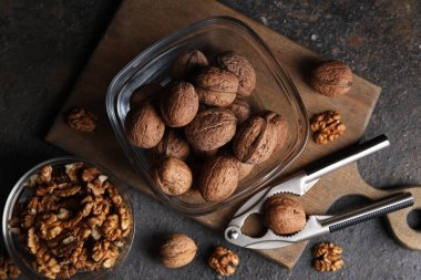 Lezzetli cevizli kaseler ve gri arka planda fındık kıracağı.