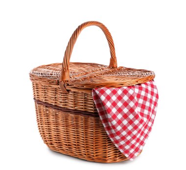 Hasır piknik sepeti beyaz arka planda kareli peçete
