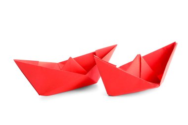Beyaz arka planda kırmızı kağıt tekneler