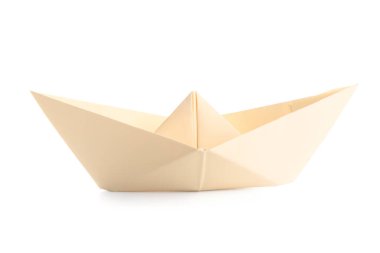 Beyaz arkaplanda bej kağıt tekne