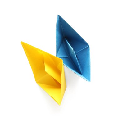 Beyaz arka planda farklı kağıt tekneler