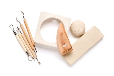 Beyaz arkaplanda izole edilmiş heykel araçları, kil ve alçı figürleri