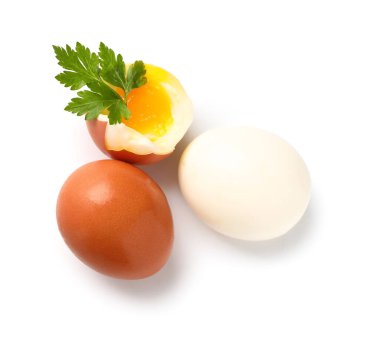 Beyaz arka planda maydanozlu rafadan yumurta.