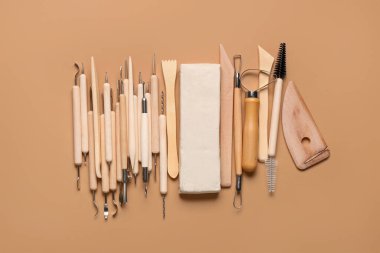 Bej arkaplanda heykel araçları kümesi