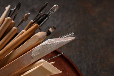 Siyah grunge masasında bir takım heykeltraş araçları ile bowling, yakın plan