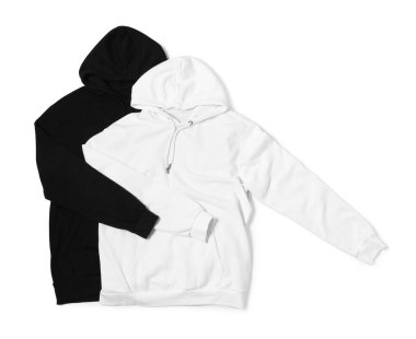 Beyaz arka planda şık kapüşonlular