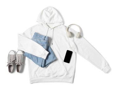 Beyaz arka planda kot pantolon, spor ayakkabı ve aletleri olan şık bir kapüşonlu.