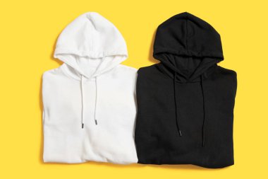 Sarı arka planda siyah beyaz kapüşonlular