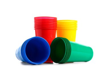 Beyaz arka plan üzerinde renkli plastik bardak