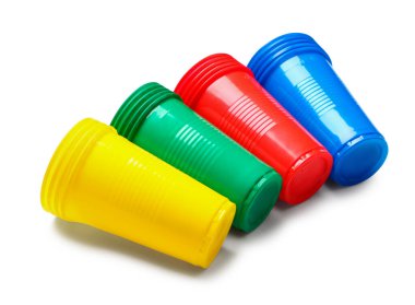 Beyaz arka plan üzerinde renkli plastik bardak
