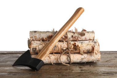 Ağaç kütükleri yığını, beyaz arka plana bağlı halat ve baltayla bağlanmış.