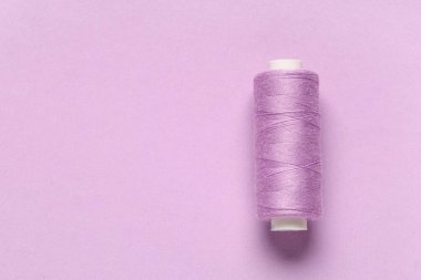 Leylak arkaplanındaki iplik makarası