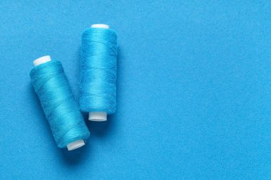 Mavi arkaplanda iplik makaraları